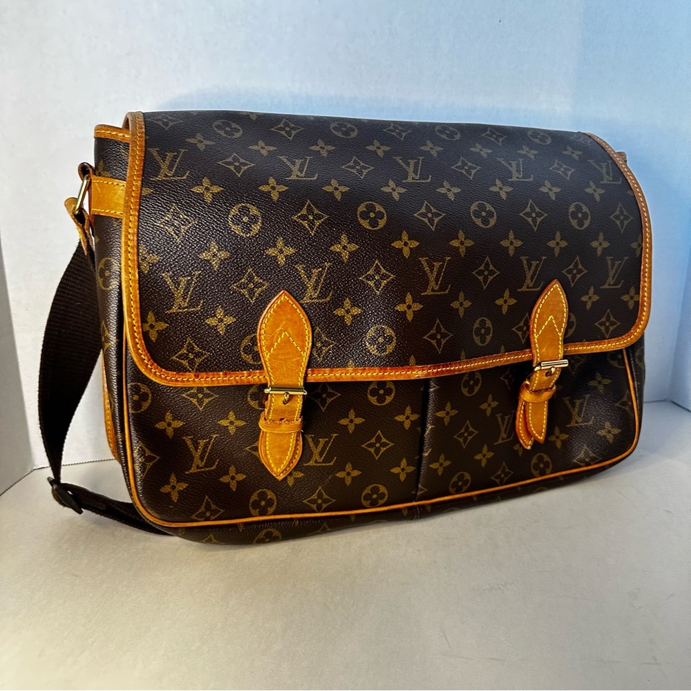 Louis Vuitton Monogram Canvas Messenger Bag